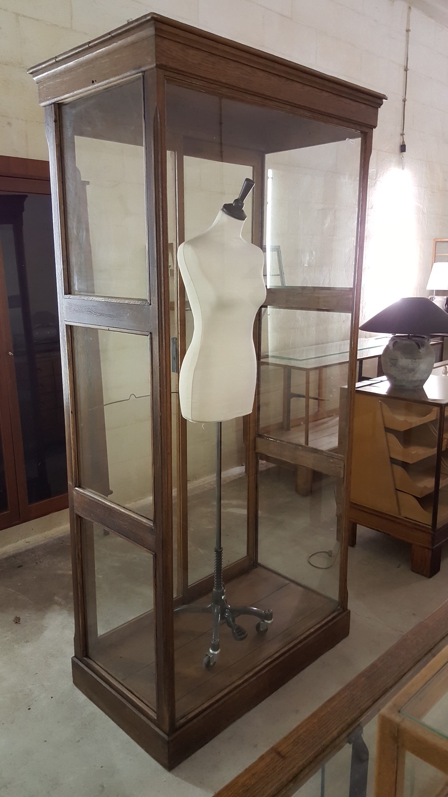 huis afbetalen instant Vintage etalagekast vitrinekast antiek voor een etalagepop 1177102 -  Bordighera